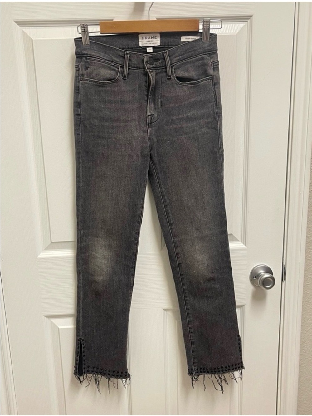 FRAME “Le High Straight” in Grizzly. Embellished at ankles. Sz 26